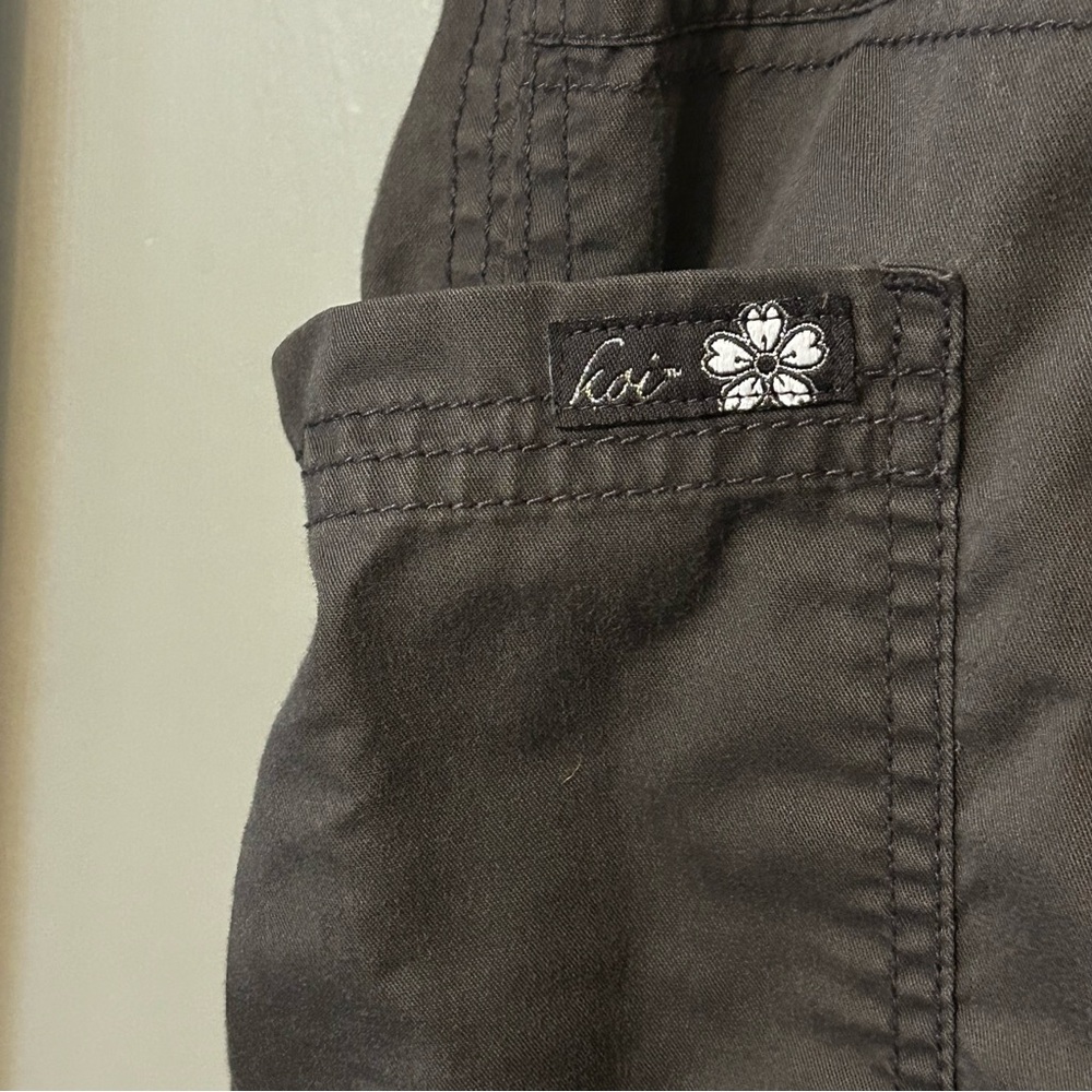 Koi by Kathy Peterson Gray Cargo Capri Pants Size Large Petite - Picture 3 of 11